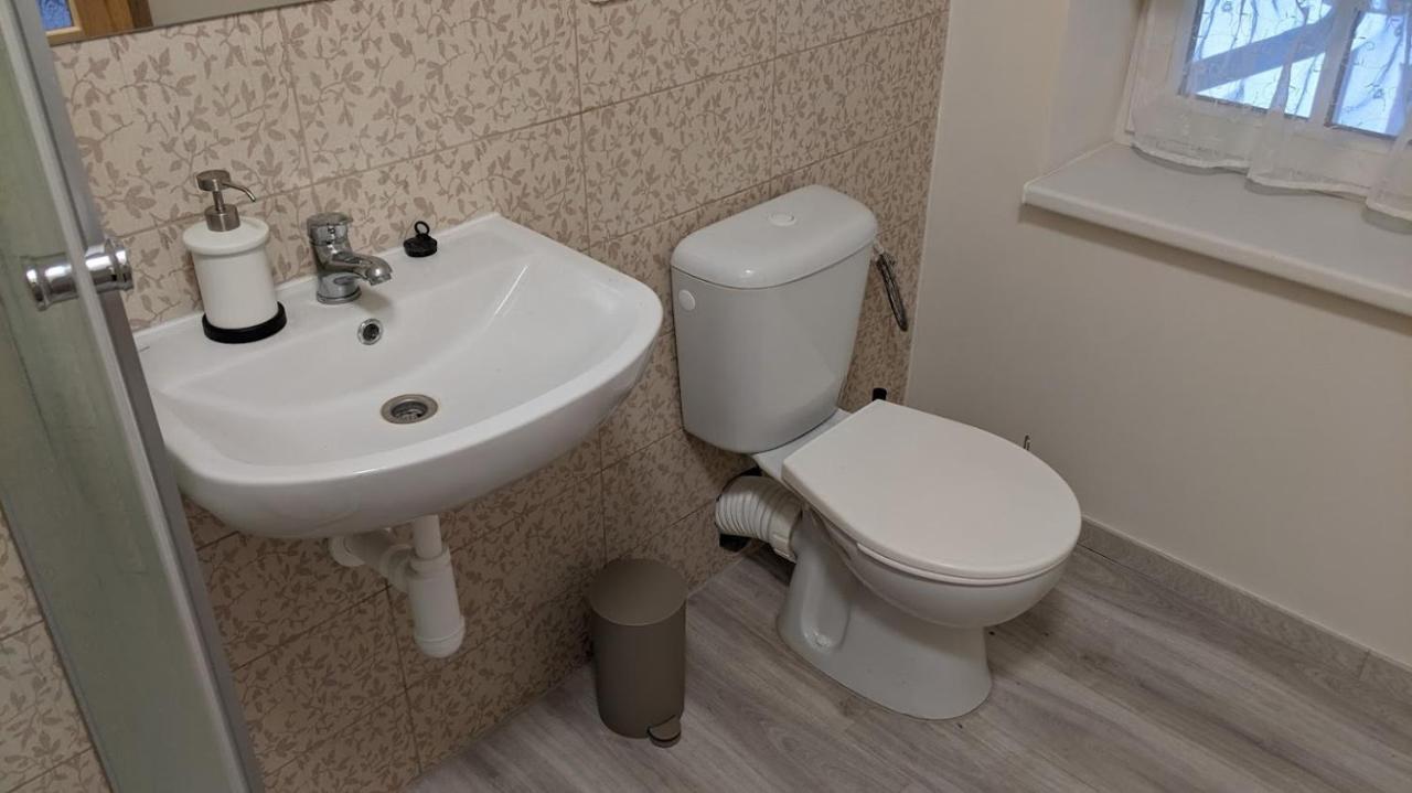 Chalupa U Rybnika Strehom Dolní Bousov Esterno foto