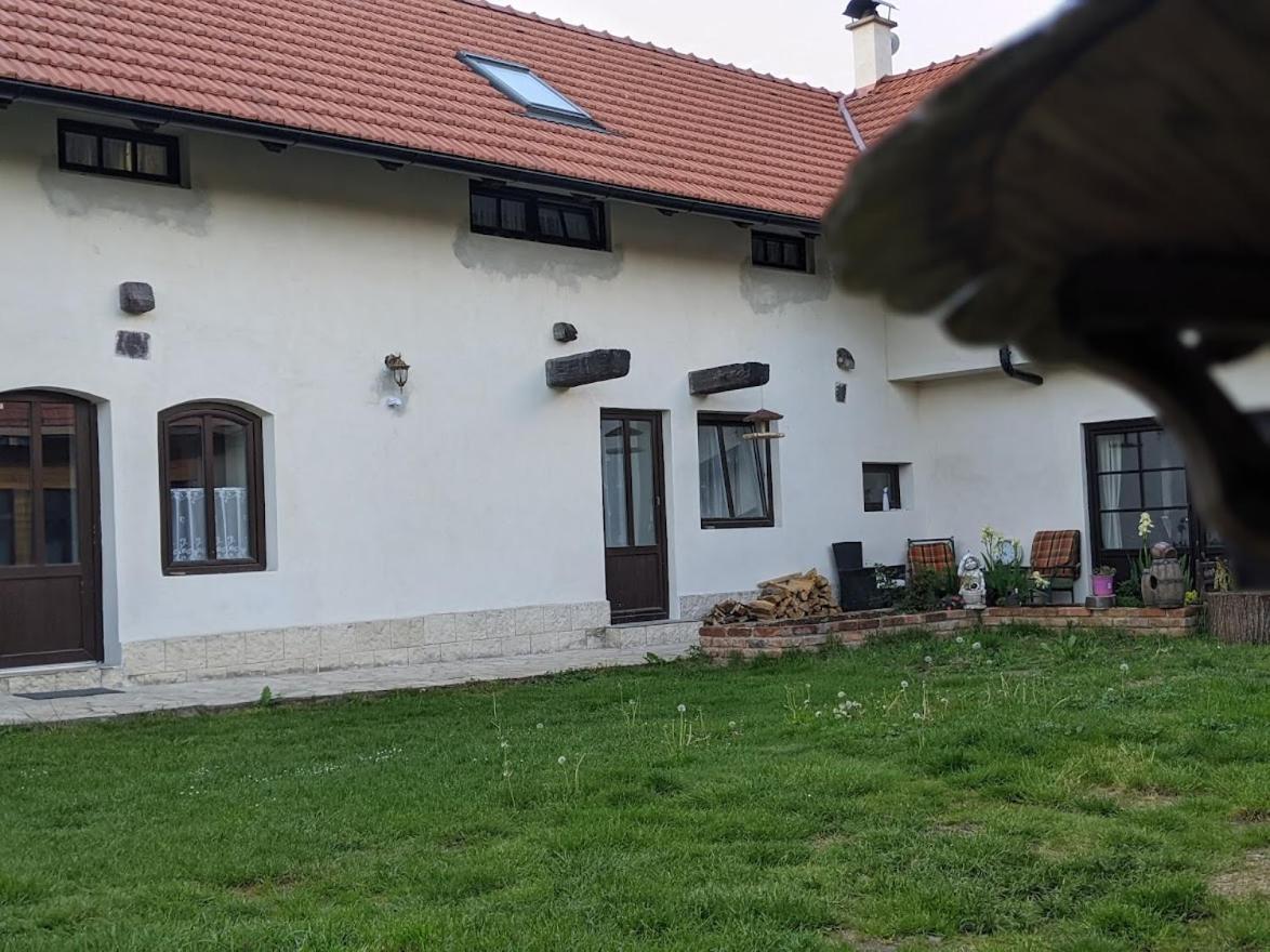 Chalupa U Rybnika Strehom Dolní Bousov Esterno foto