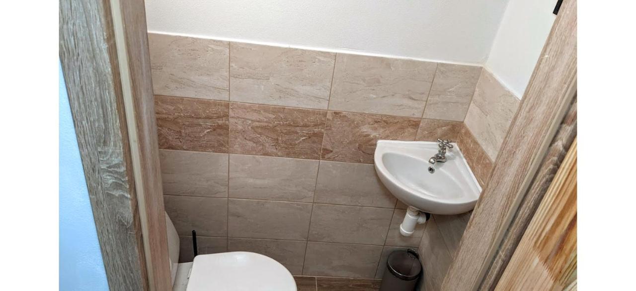 Chalupa U Rybnika Strehom Dolní Bousov Esterno foto
