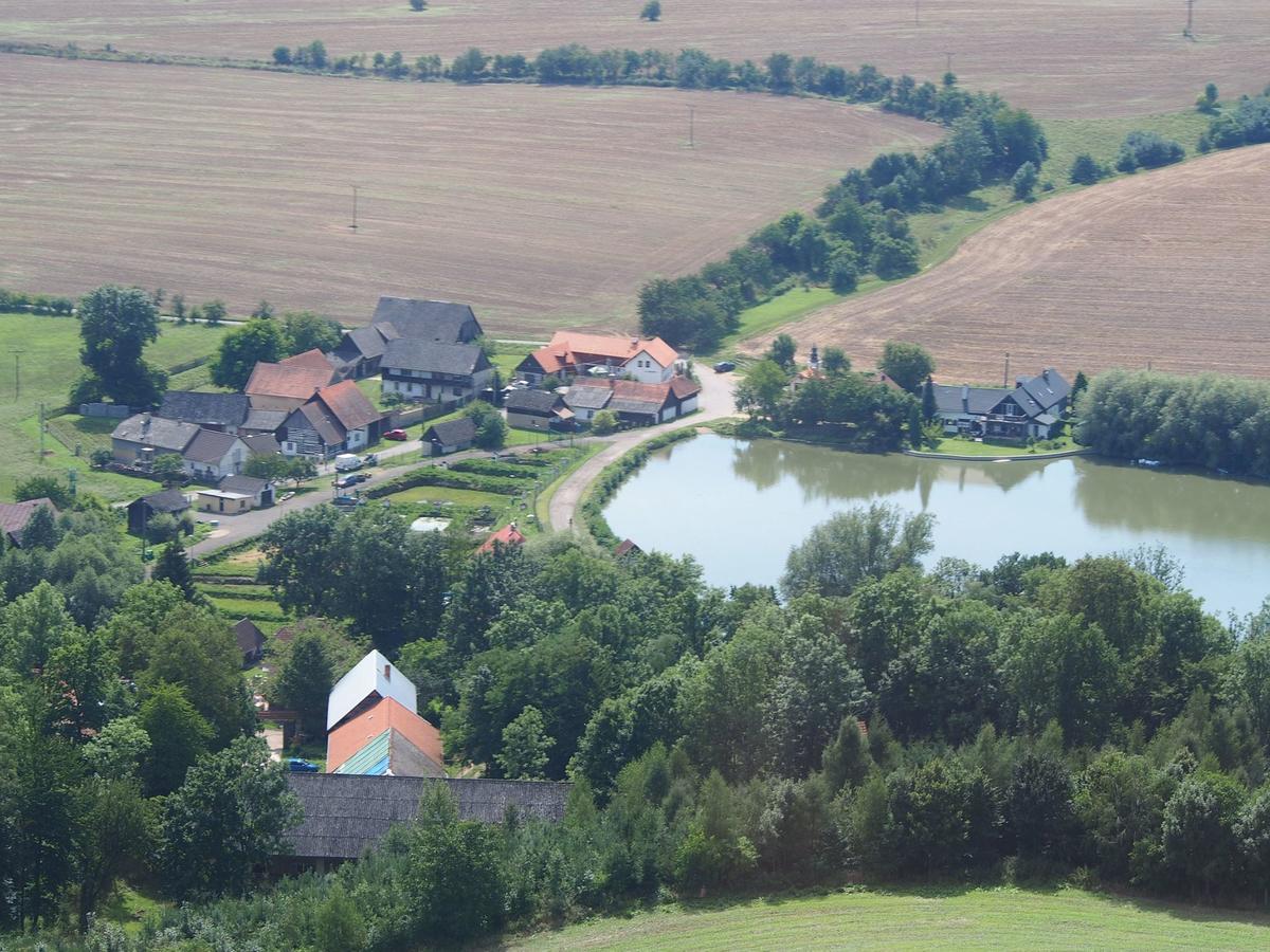 Chalupa U Rybnika Strehom Dolní Bousov Esterno foto
